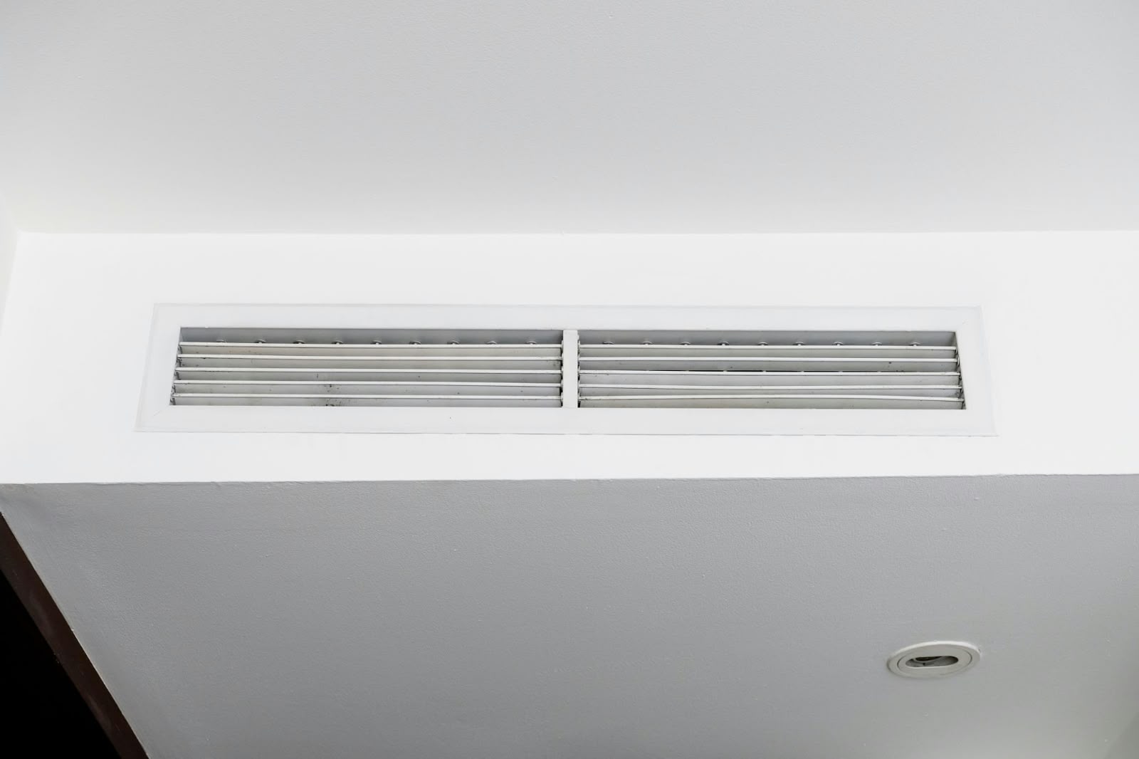 Ceiling grille in a false ceiling